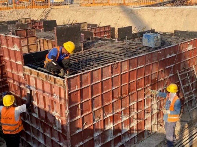 【奮斗正當(dāng)“夏”】戰(zhàn)高溫、斗酷暑 勞動(dòng)者堅(jiān)守崗位保進(jìn)度